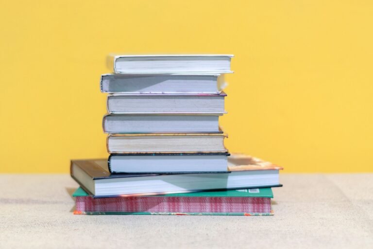 Pile de livres de développement personnel sur un bureau