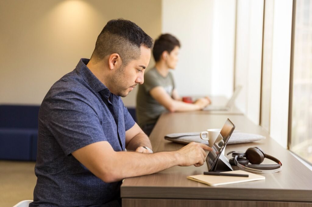 Bureau de travail concentré avec ordinateur portable et café