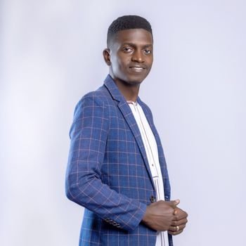 Homme souriant en veste bleue, client qui parraine ses proches