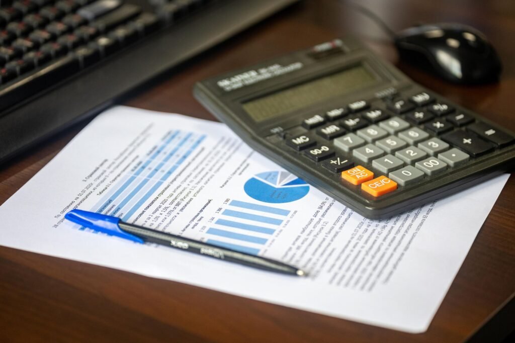 Calculatrice et documents financiers, prime de parrainage et impôts